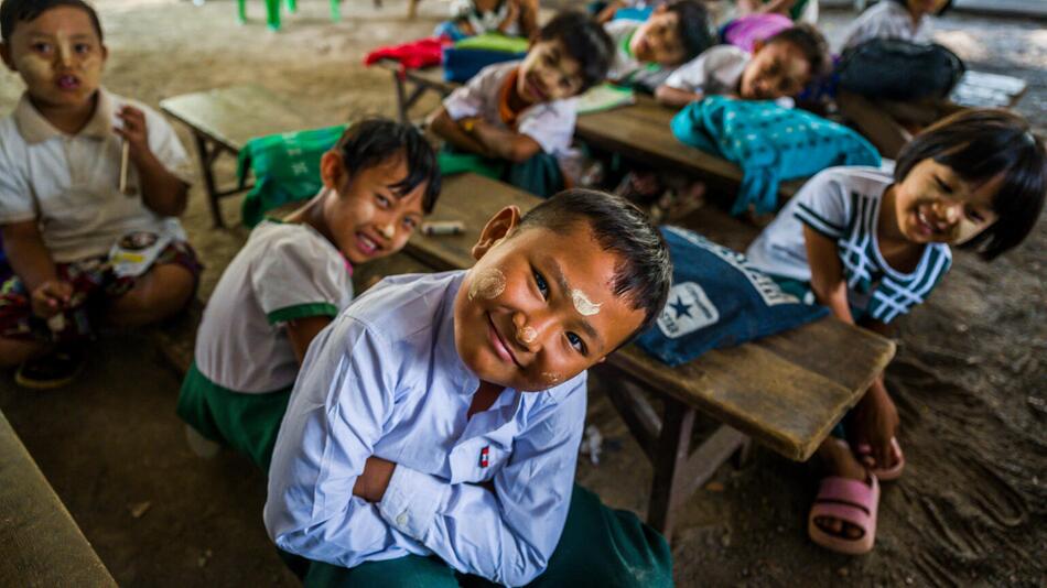 Kinder auf Schulbänken