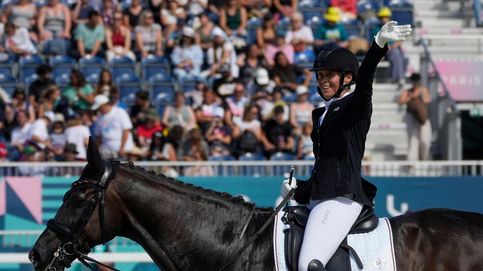 Regine Mispelkamp bejubelt den Gewinn ihrer Silbermedaille in der Para-Dressur