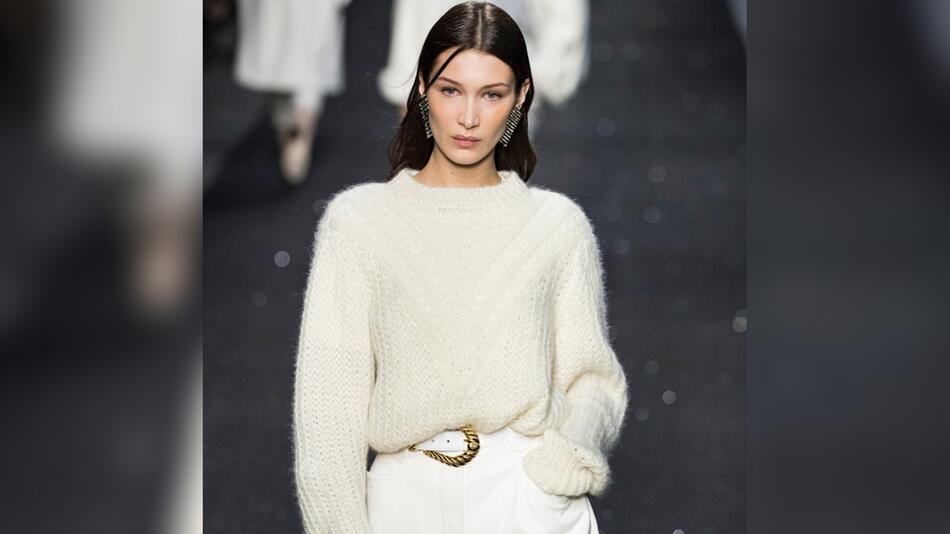 Ein schlichter Look - wie hier präsentiert von Bella Hadid - wird durch die richtigen Details ...