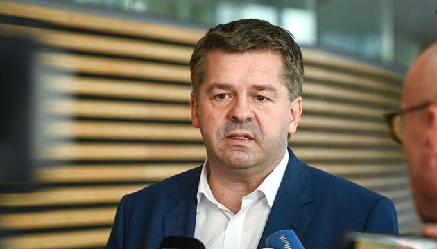 Sven Schulze spricht nach CDU-Fraktionsversammlung vor der Presse