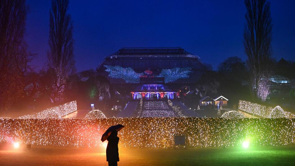 Stimmungsvoll beleuchteter Christmas Garden Berlin