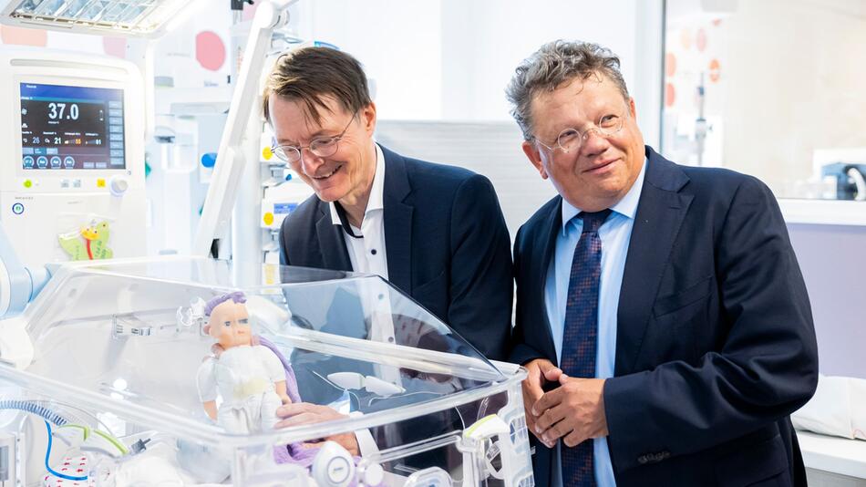 Bundesgesundheitsminister Lauterbach besucht Kinderkrankenhaus