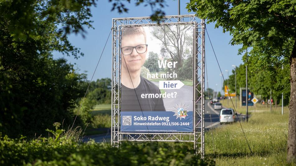 Polizei sucht Täter mit großem Plakat