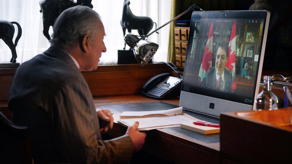 König Charles III. (l.) beim Videocall mit dem kanadischen Premierminister Justin Trudeau.
