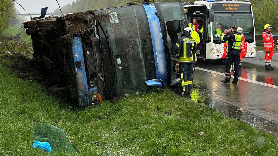 Acht Schüler werden bei Busunfall auf A45 verletzt