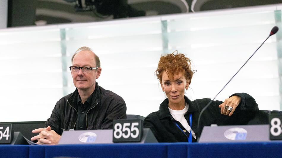 EU-Parlamentarier Martin Sonneborn und Sybille Berg.