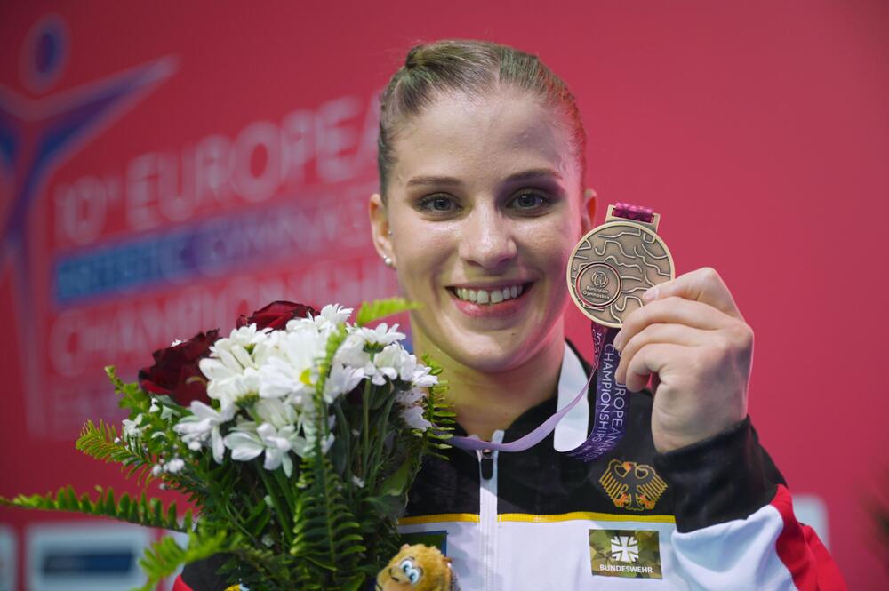 Am 15. April 2023 präsentiert Elisabeth Seitz stolz ihre Bronzemedaille bei der EM in Antalya