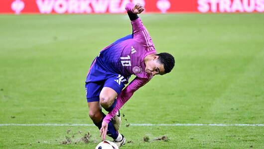 DFB-Nationalspieler Jamal Musiala rutscht weg