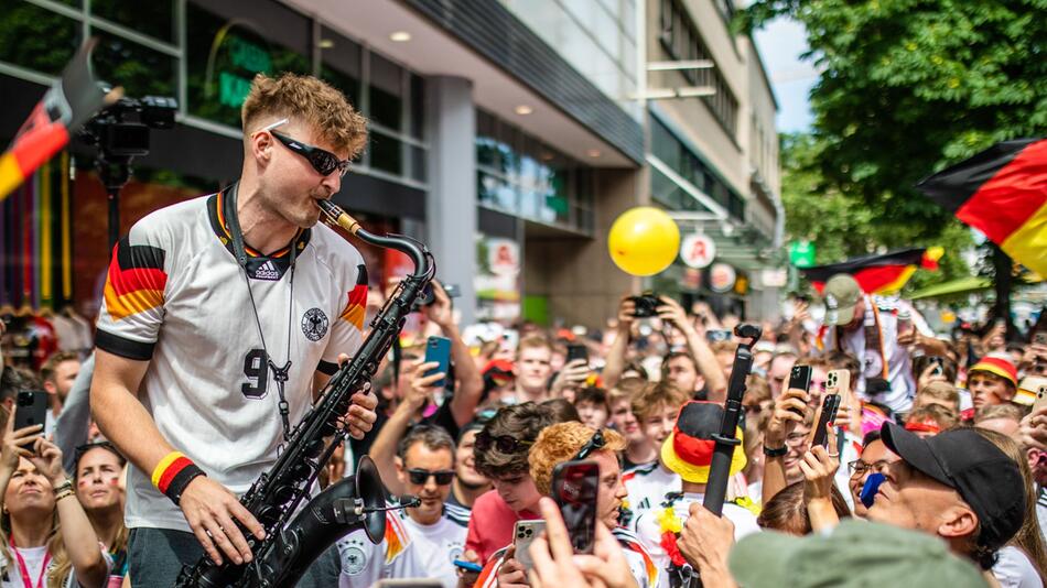 Saxophonist Andre Schnura spielt für die deutschen Fans in Stuttgart