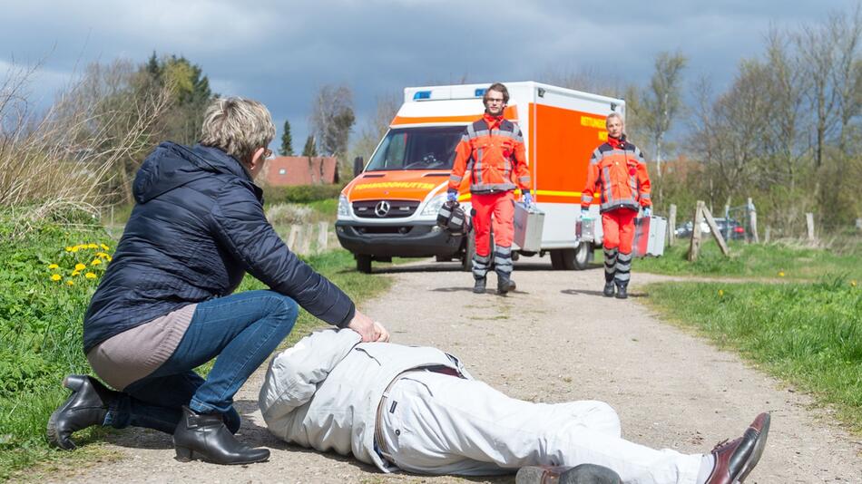 Eine Frau wartet auf einen Rettungswagen