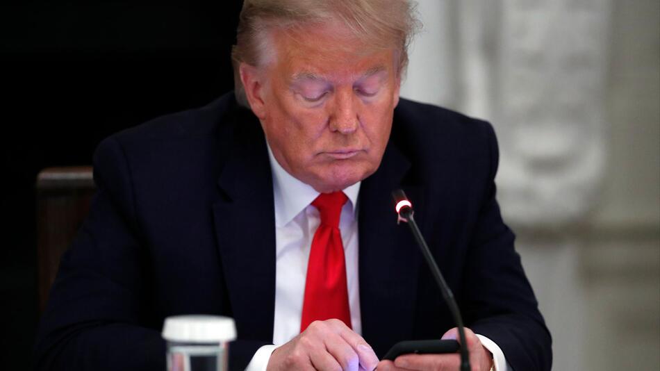 Donald Trump, Präsident der USA, tippt auf seinem Smartphone