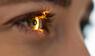 Auge in Nahaufnahme, ein Lichtschein fällt auf die Iris