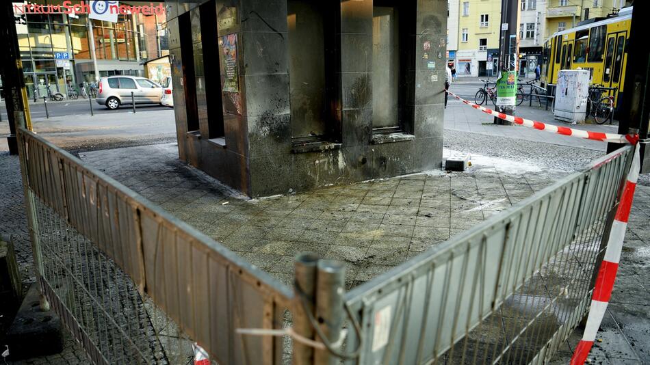 Zwei Obdachlose an S-Bahnhof angezündet