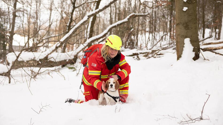 Einsatz im Schnee: DLRG-Retterin mit Hund.