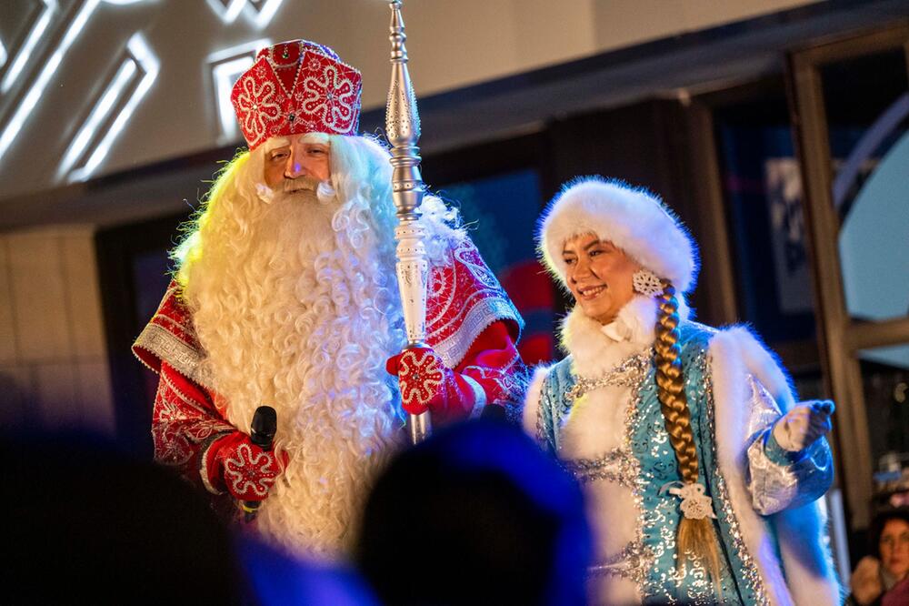 Weihnachtsbaum vor Russischem Haus