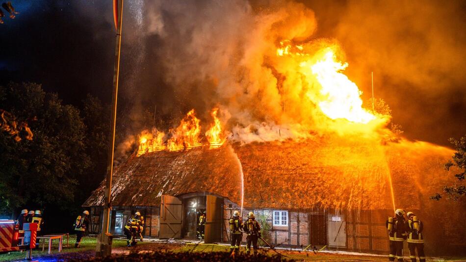 Großfeuer im Museumsdorf Unewatt