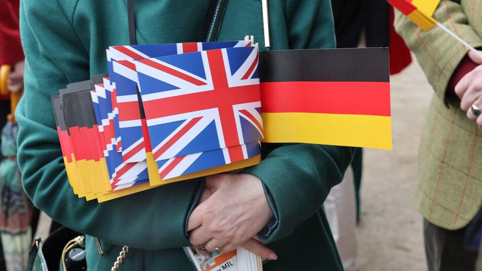 Deutsche und britische Fahnen