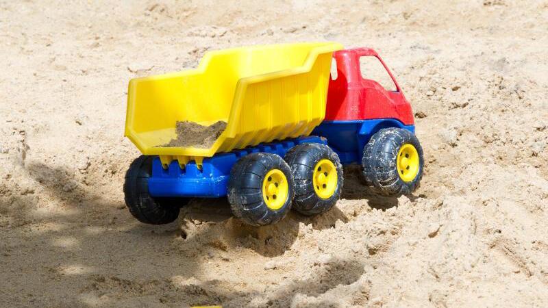 Spielzeug im Sandkasten