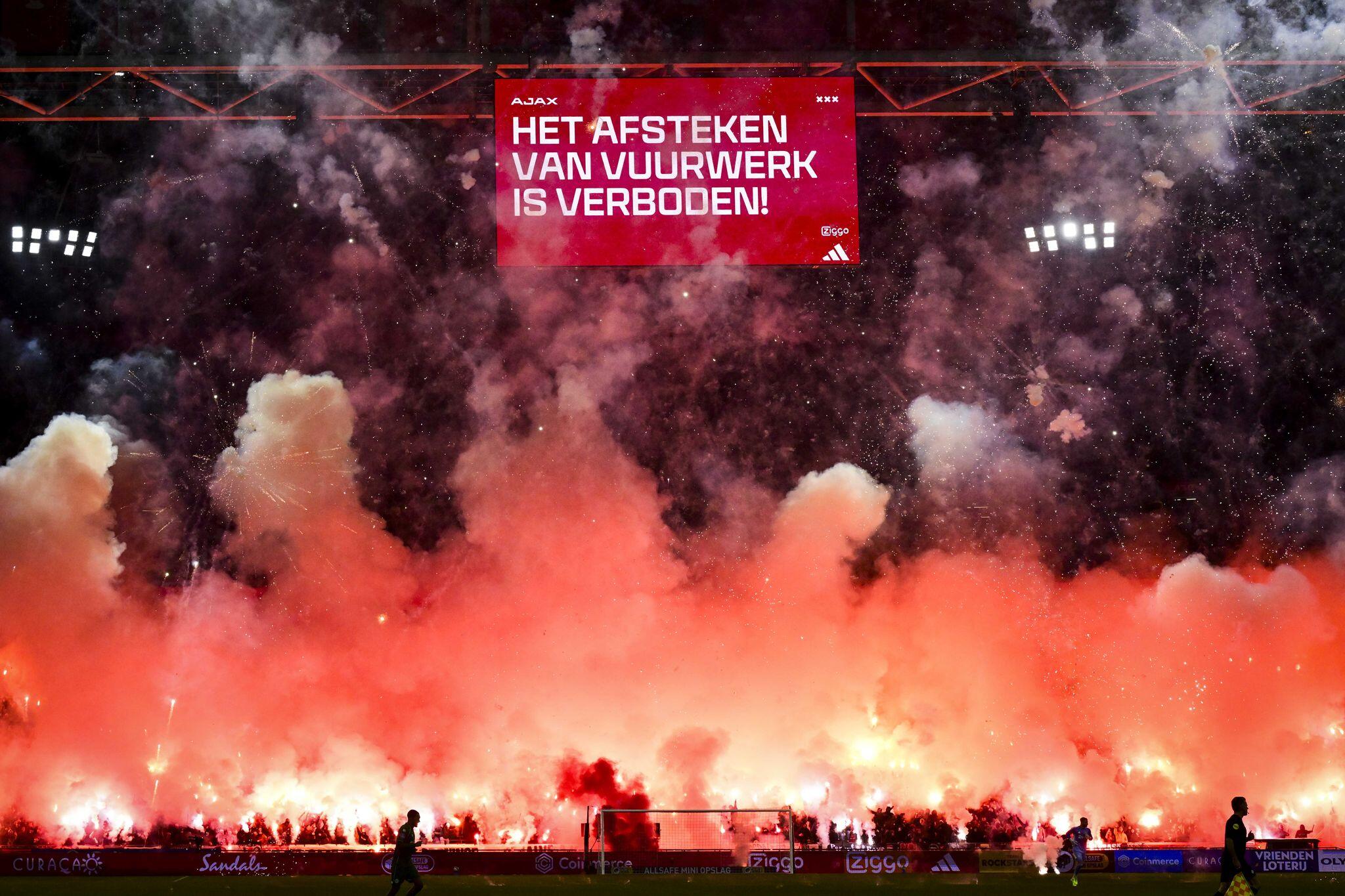 Leuchtraketen F r Toten Fan Erzwingen Spielabbruch Bei Ajax 1 1