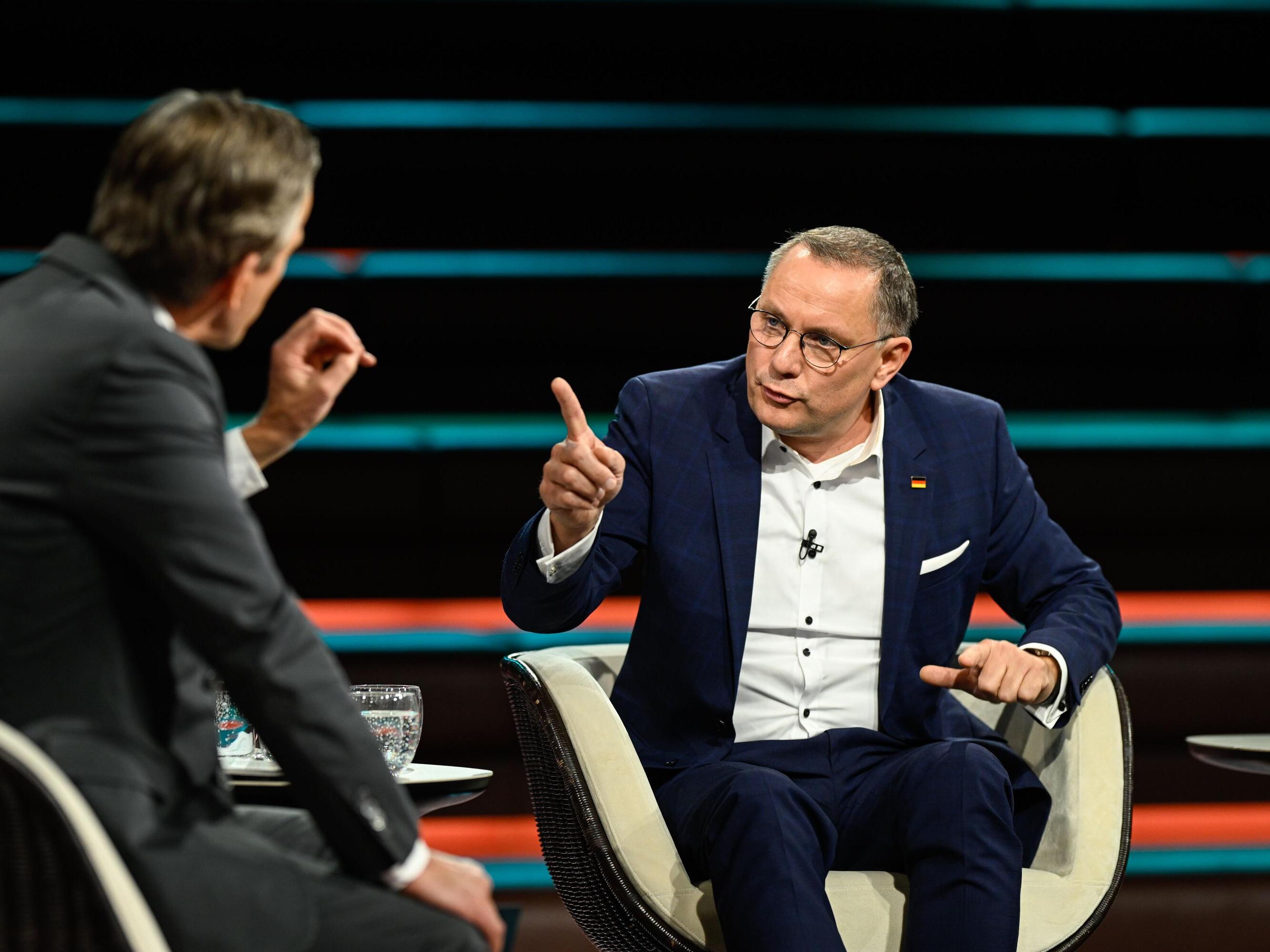 AfD-Chef Chrupalla bringt Markus Lanz auf die Palme: "Im Ernst jetzt?" | 1&1