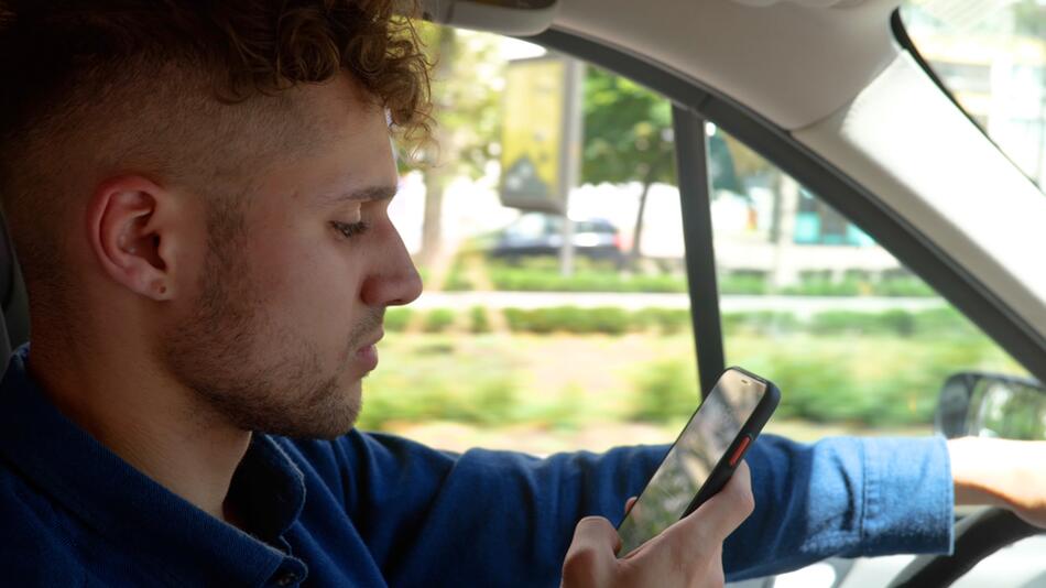 Das Handy hat ohne Freisprecheinrichtiung im Auto nichts zu suchen