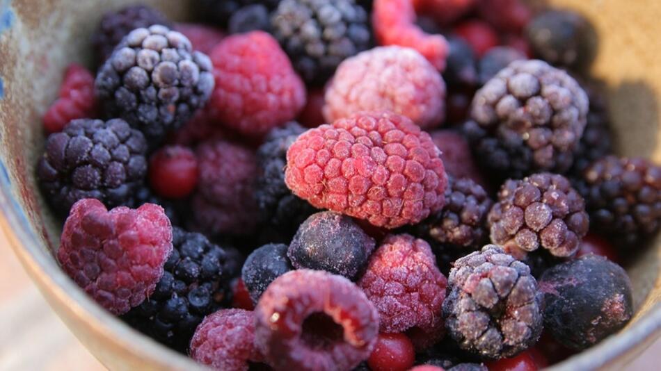 Auch Tiefkühlbeeren können ein Risiko sein: Mikrobiologe über rohe Lebensmittel