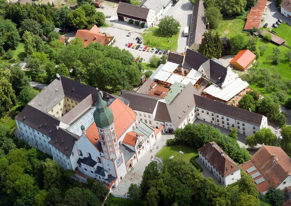 Kloster Andechs aus der Luft - Ex-Mönch Bilgri will heiraten
