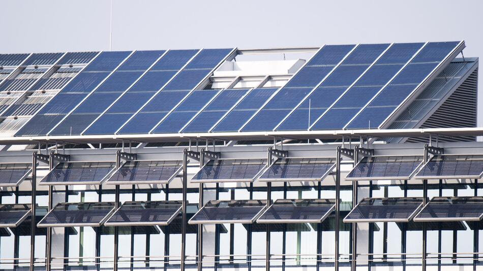 Betriebe sollen Solarstrom auf Dächern erzeugen