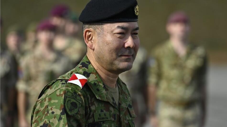 Generalmajor Wakamatsu Junya besucht eine Eröffnungsfeier.