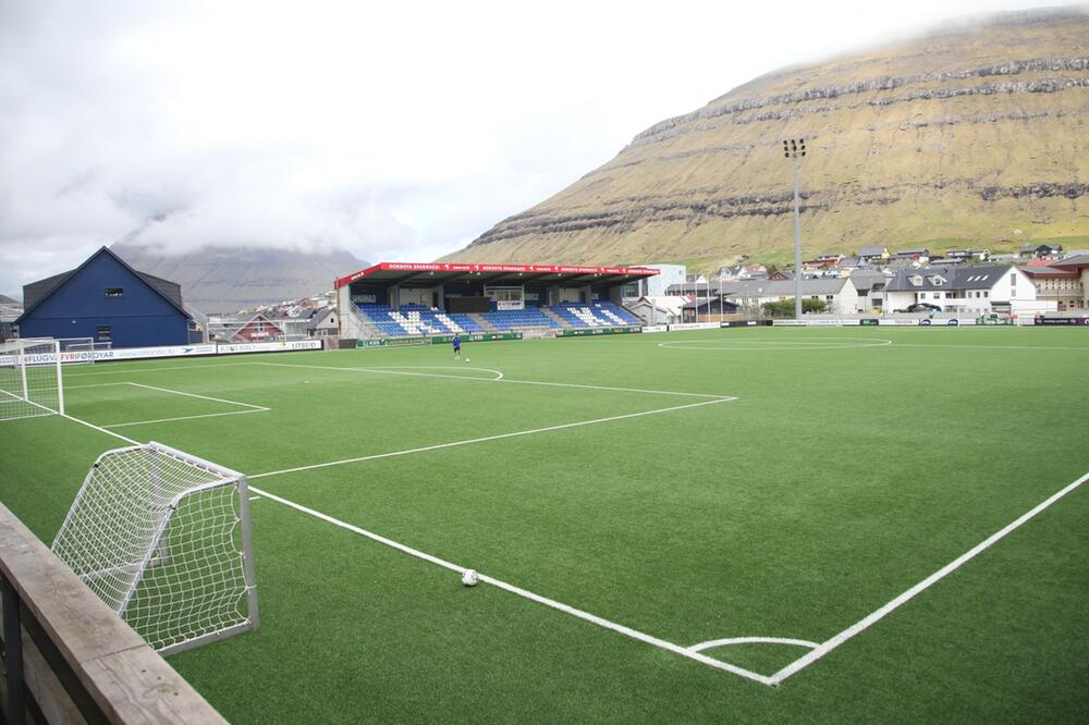Das Stadion Djúpumýra in Klaksvik auf den Färöer-Inseln