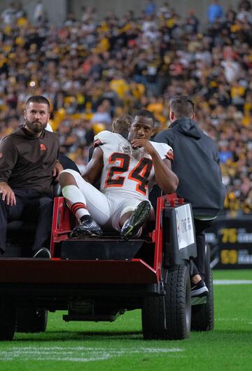Nick Chubb (Cleveland Browns) wird nach seiner Verletzung vom Feld gebracht