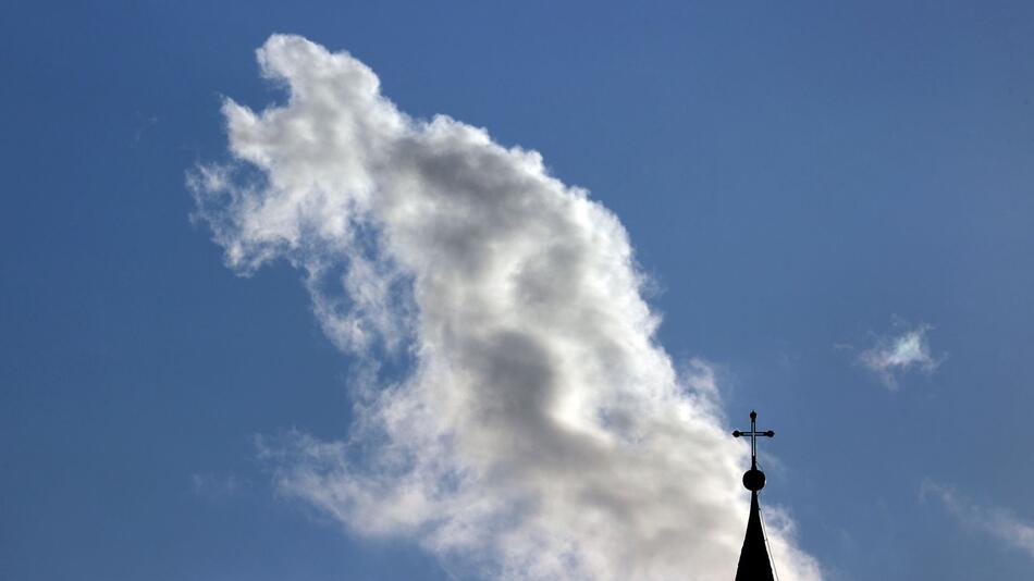 Sonne und Wolken über Wallfahrtskirche