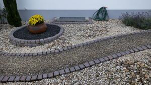 Schottergarten vor einem Haus