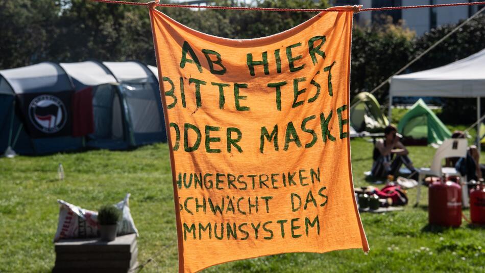 Jugendliche im Klimacamp vor dem Reichstag