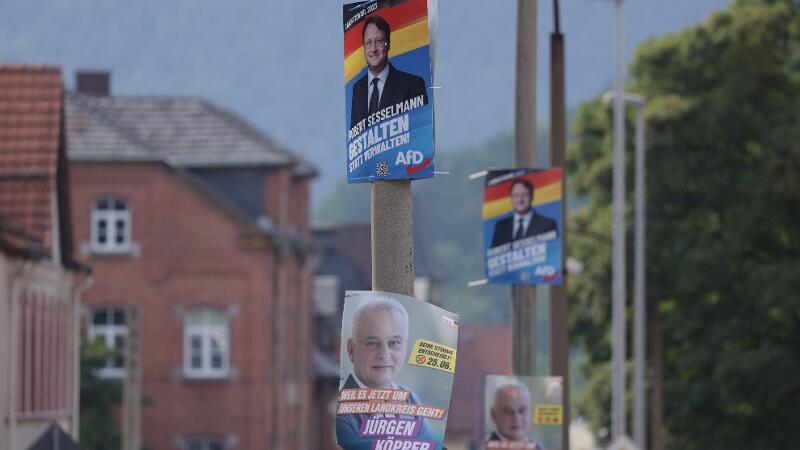 Die zwei Wahlplakate von der AfD und CDU hängen in Sonneberg an einer Laterne.