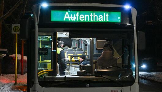 Die BVG stellt an einigen Endhaltestellen Busse für den Aufenthalt zur Verfügung.