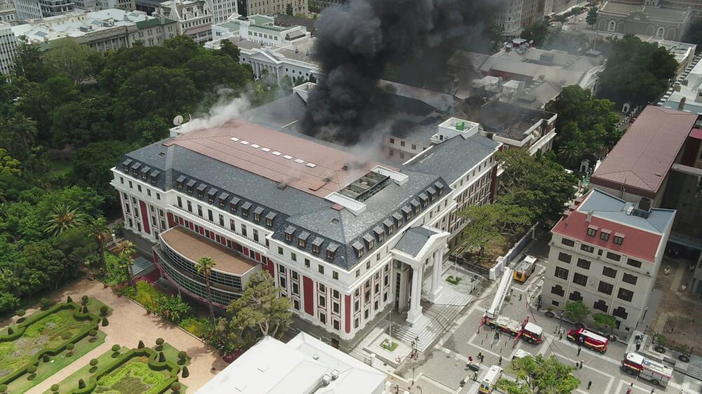 Parlamentssaal in Kapstadt durch Großfeuer zerstört