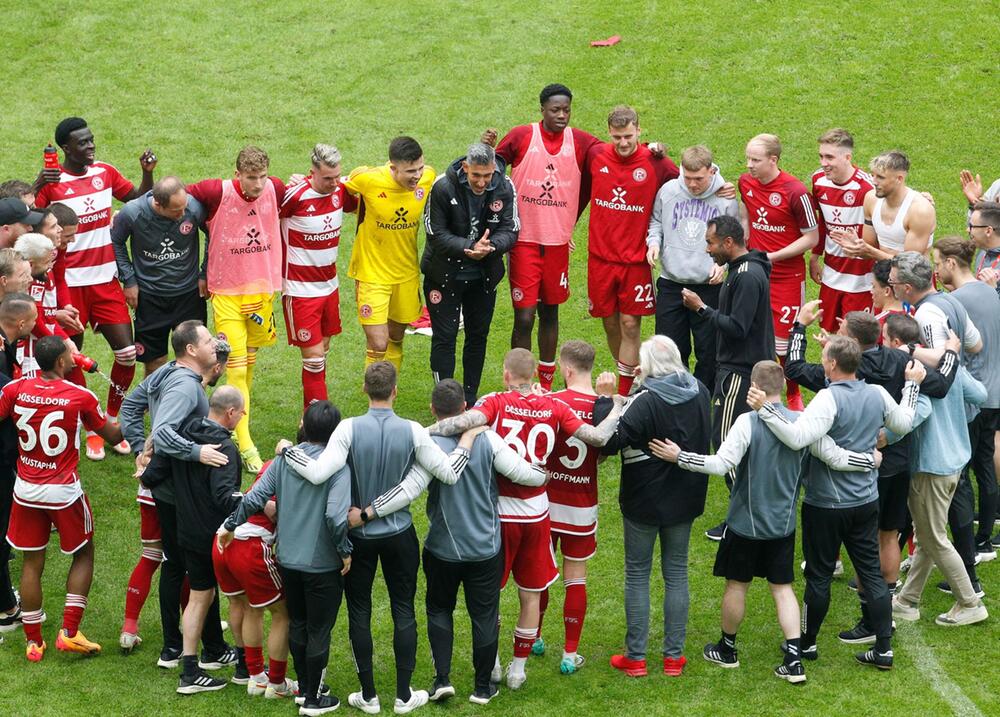 Fortuna Düsseldorfs Spieler im Kreis