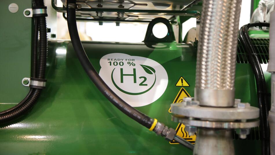 Ein Tank mit einem Aufkleber auf dem 100 Prozent Wasserstoff steht.