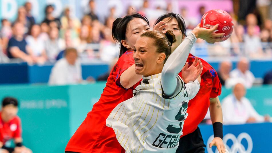 Die deutsche Handballerin Julia Behnke scheitert an der südkoreanischen Deckung