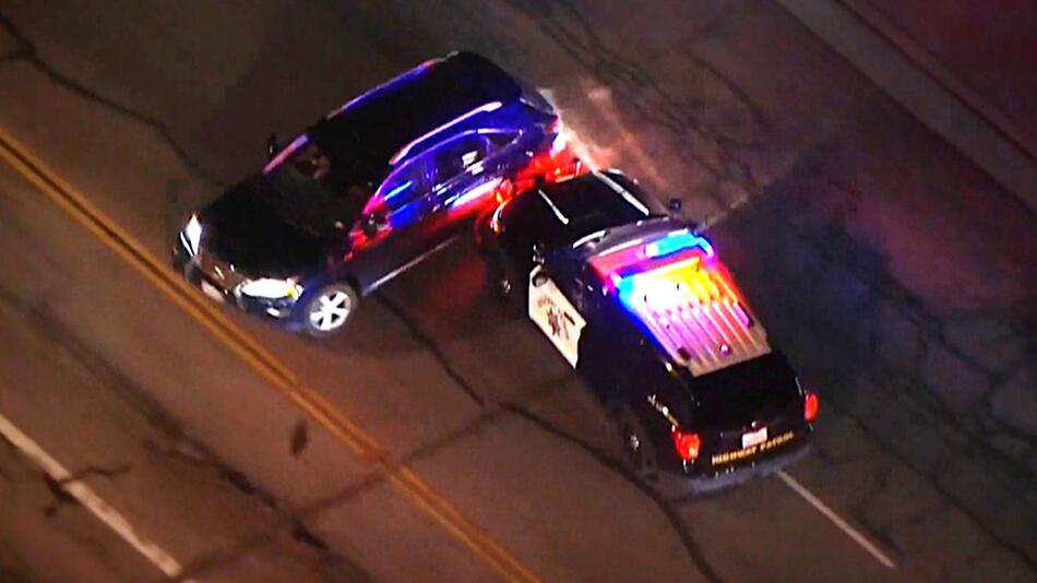 Polizei stoppt flüchtigen Angreifer mit PIT-Manöver in Los Angeles