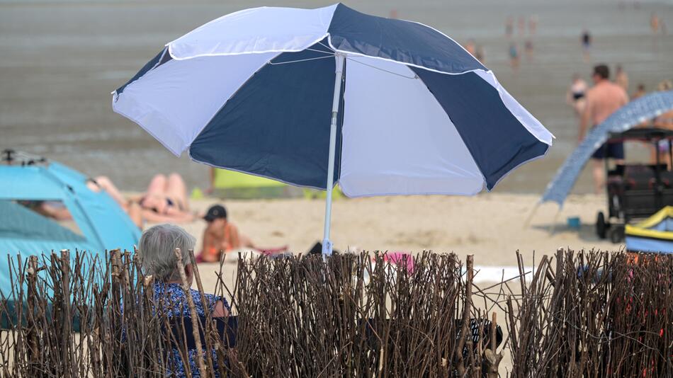 Menschen sitzen am Strand