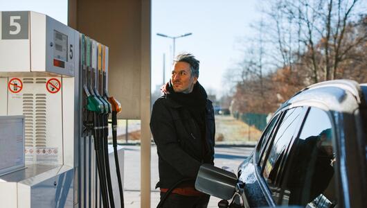 Mann an der Tankstelle