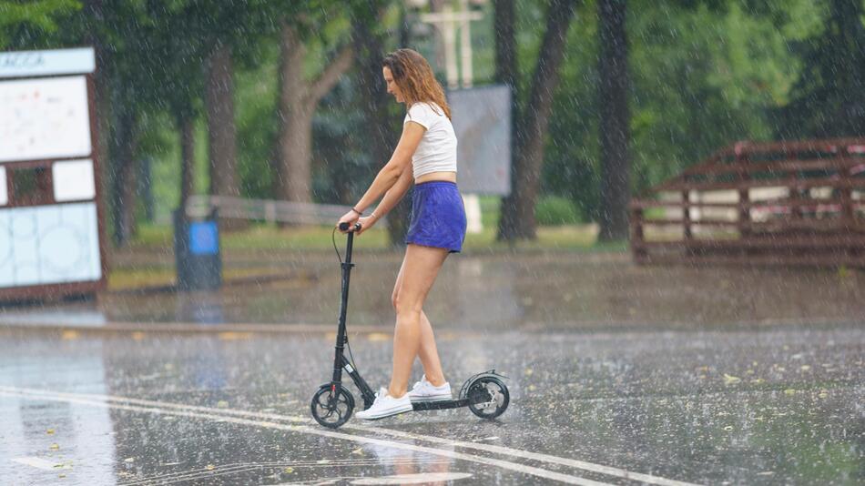 Frau bei Regen im Sommer