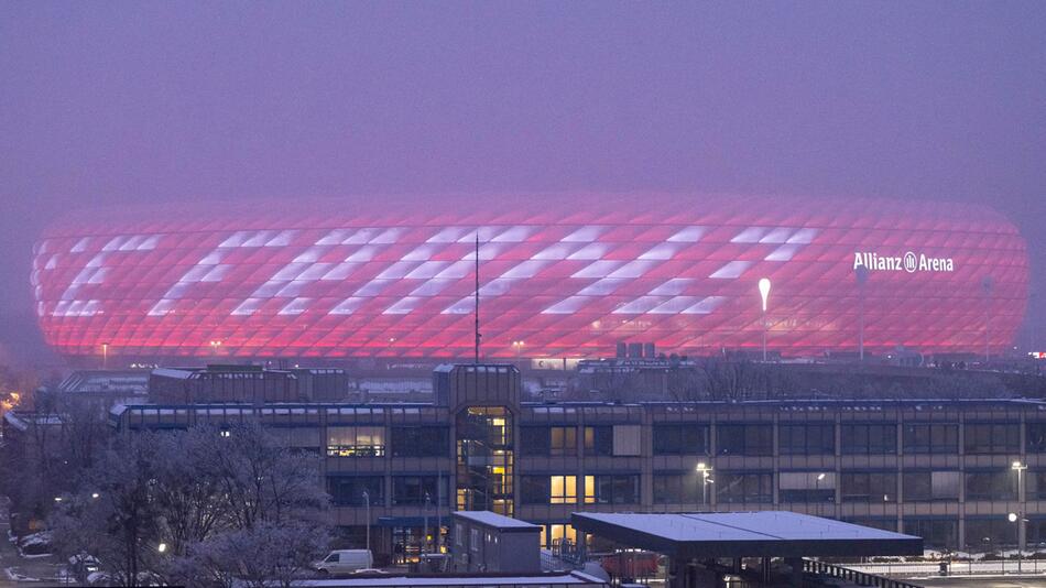 Die Allianz Arena ist mit dem Schriftzug "Danke Franz" beleuchtet.