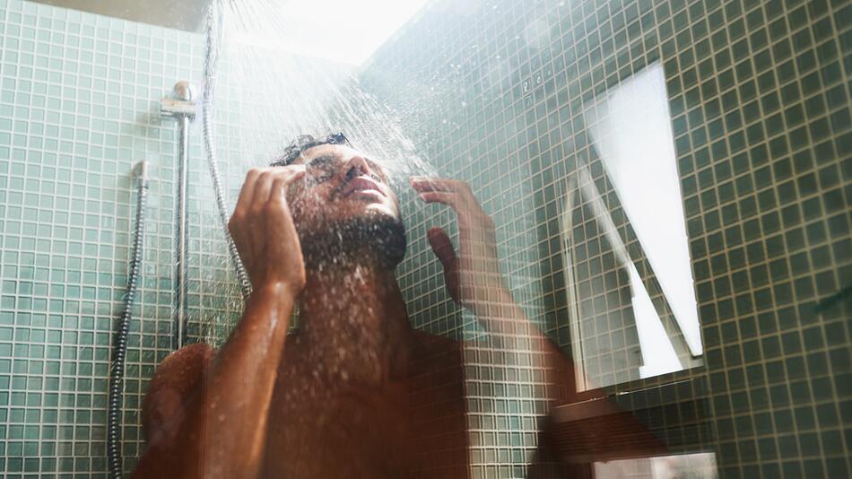 Mann beim Duschen
