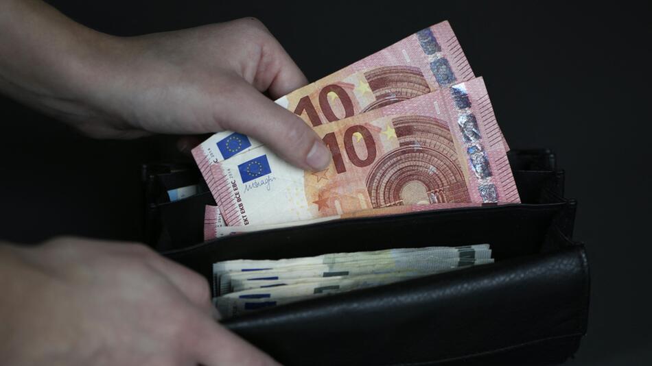 Zehn-Euro-Scheine in einer Geldbörse
