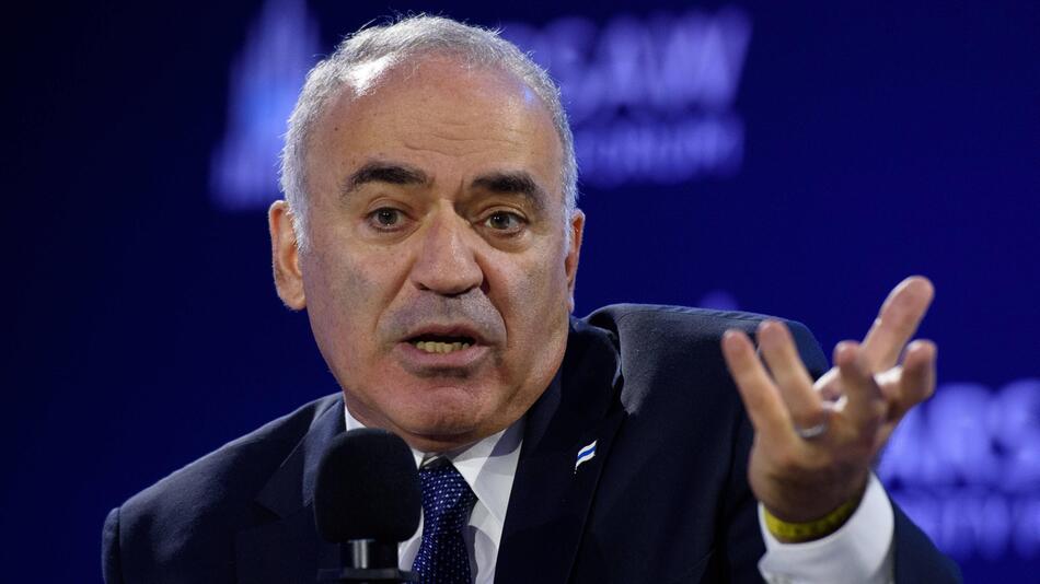 Der russische Oppositionspolitiker Garri Kasparow während einer Podiumsdiskussion in Warschau