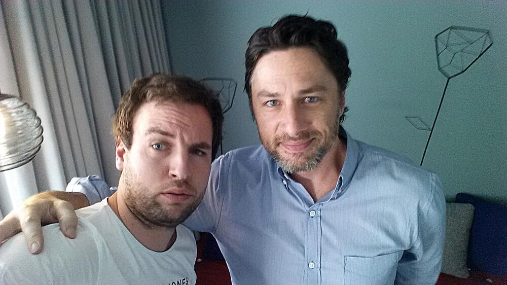 Selfie: Redakteur Andreas Maciejewski (li.) mit Zach Braff.
