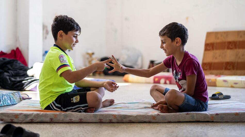 Vertriebene Kinder im Libanon spielen miteinander